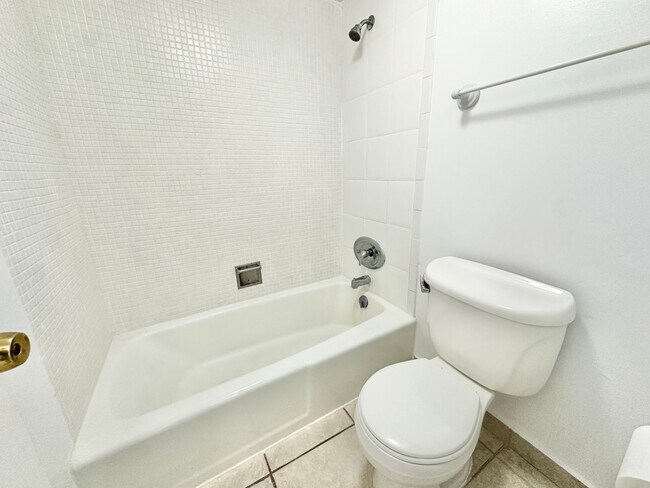 Foto del edificio - Amazing location: Close to Lincoln & the beaches: 1bed/1bath at the iconic Decoplage: available n...