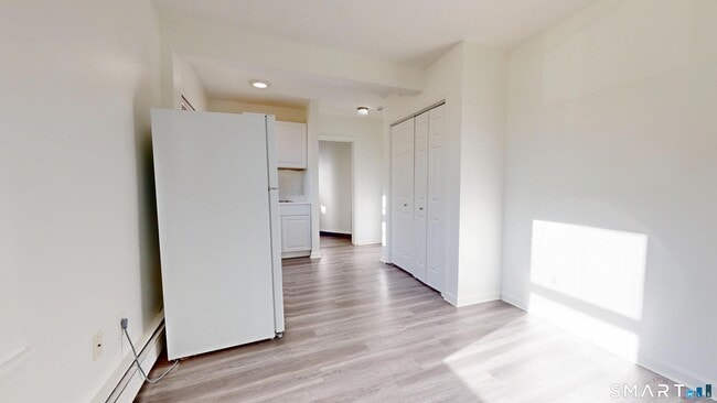 Building Photo - 666 Main St