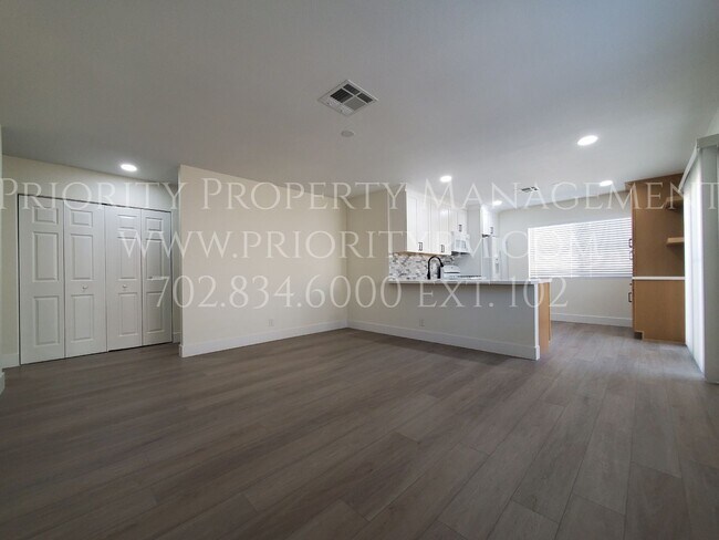 Foto del edificio - FULLY REMODELED~ 3 Bed 2bath ~ Spring Valley Single Story w/ a Pool!