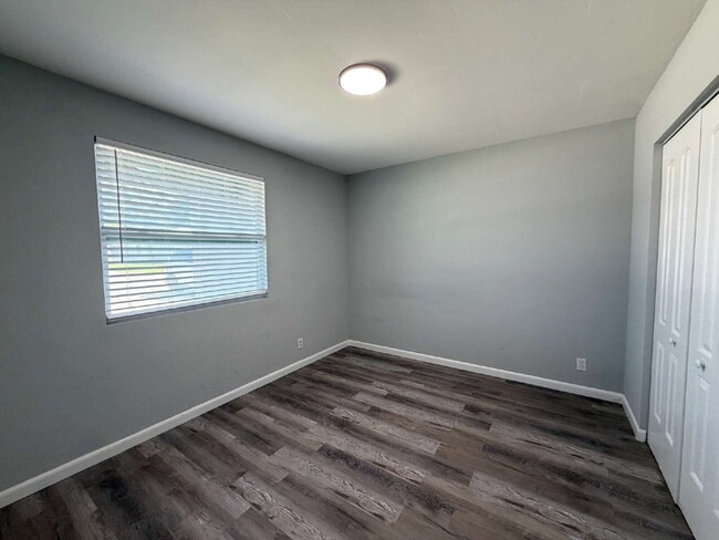 Building Photo - Downstairs unit available July 15th!