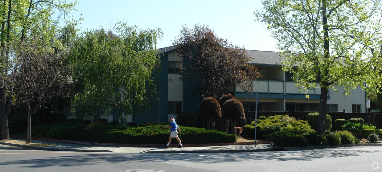 Building Photo - Oakwood Court