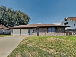 Building Photo - 722 E Brown Ln