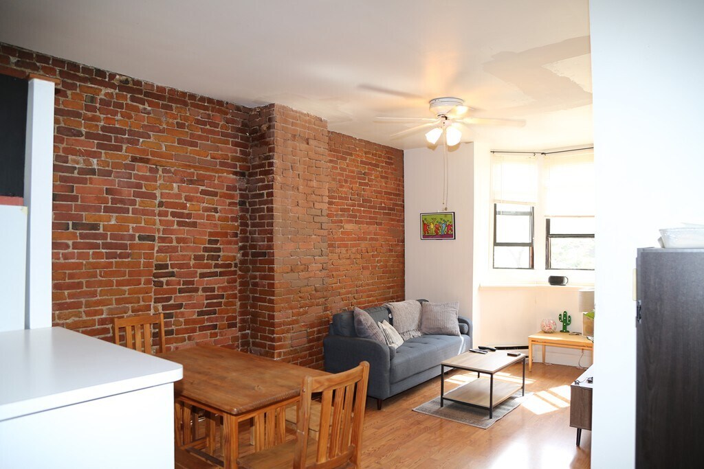 Primary Photo - 366 Dorchester St