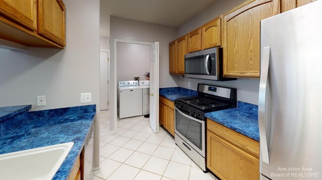 Building Photo - 2666 S Knightsbridge Cir
