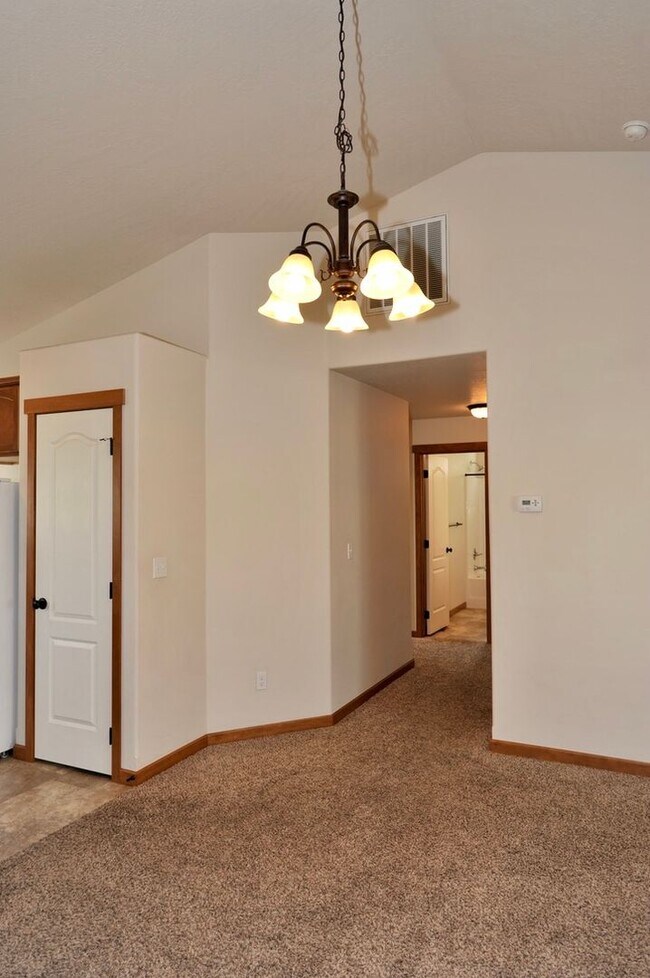 Foto del edificio - 3 bed 2 bath- Crown Pointe Neighborhood