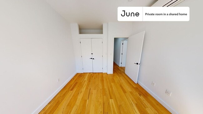 Building Photo - Private bedroom in 5 bed/3 bath Home