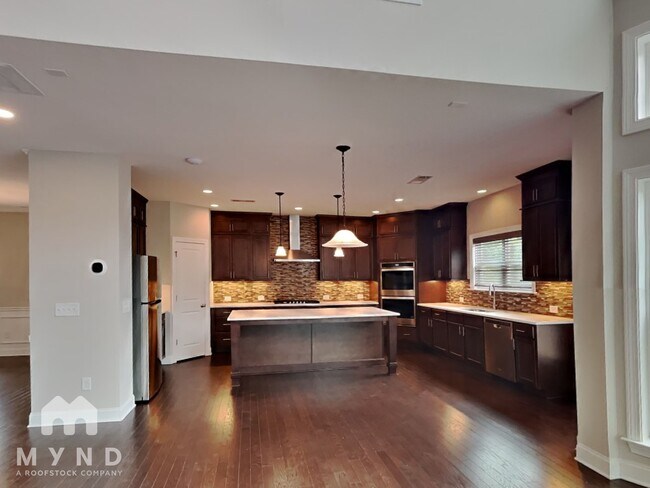 Foto del edificio - 3930 Starwood Dr