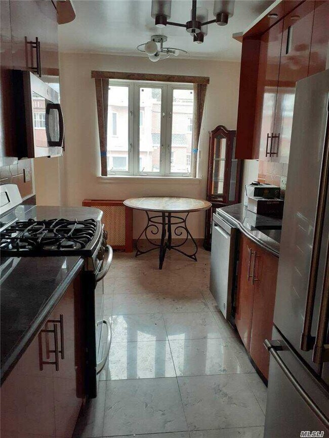 Foto del edificio - 99-67 65th Rd