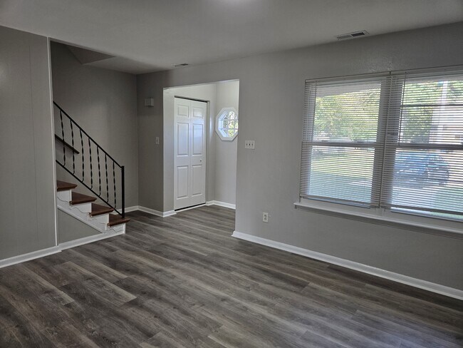Foto del edificio - 723 Atterbury Ct