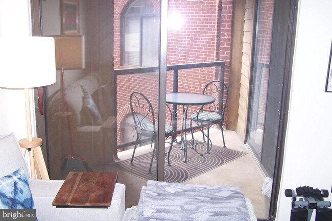 Foto del edificio - 1029 N Stuart St