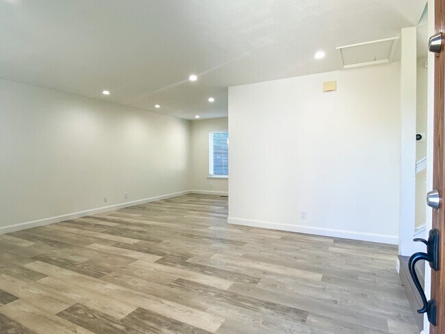 Entrance to the living room - 496 Falcon Way