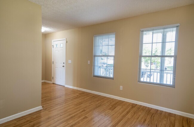 Foto del edificio - 1016 Bella Dona Rd