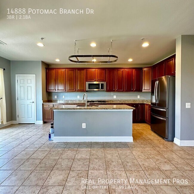 Building Photo - 3 Bedroom Townhome located in Gated Commun...