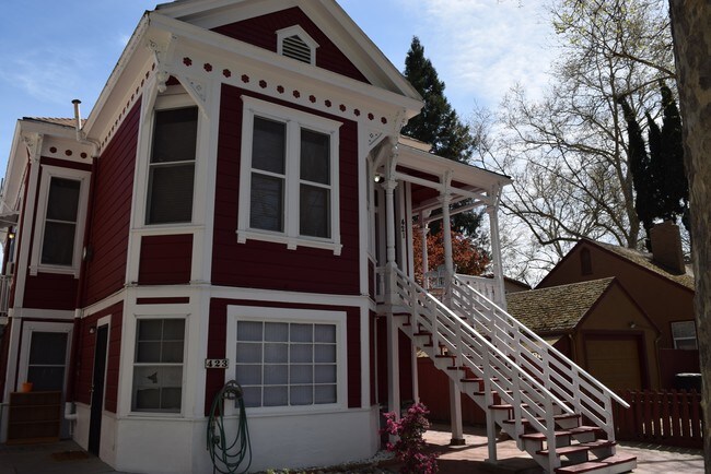 Building Photo - 421 28th St