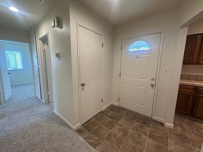 Foto del edificio - Charming 3-Bed Home with Huge Yard & Fresh Upgrades