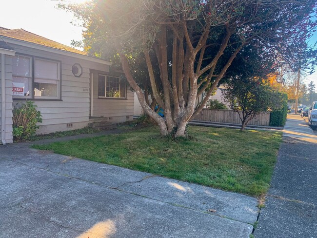 Building Photo - Pet-friendly home with a fenced backyard &...