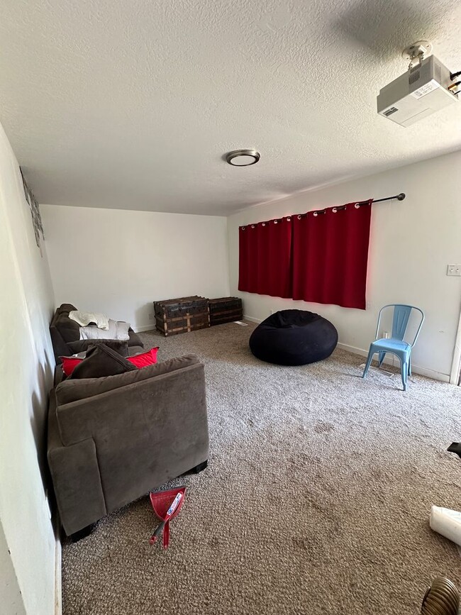 Building Photo - Charming basement apartment