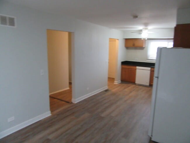 Building Photo - 9116 W Oaks Ave