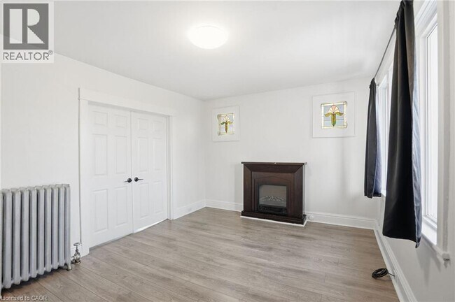 Building Photo - 1 Fairholt Rd N