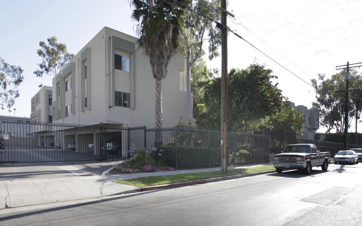 Foto del edificio - Hamlin Estate Apartments