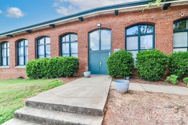 Building Photo - 201 S Hoskins Rd