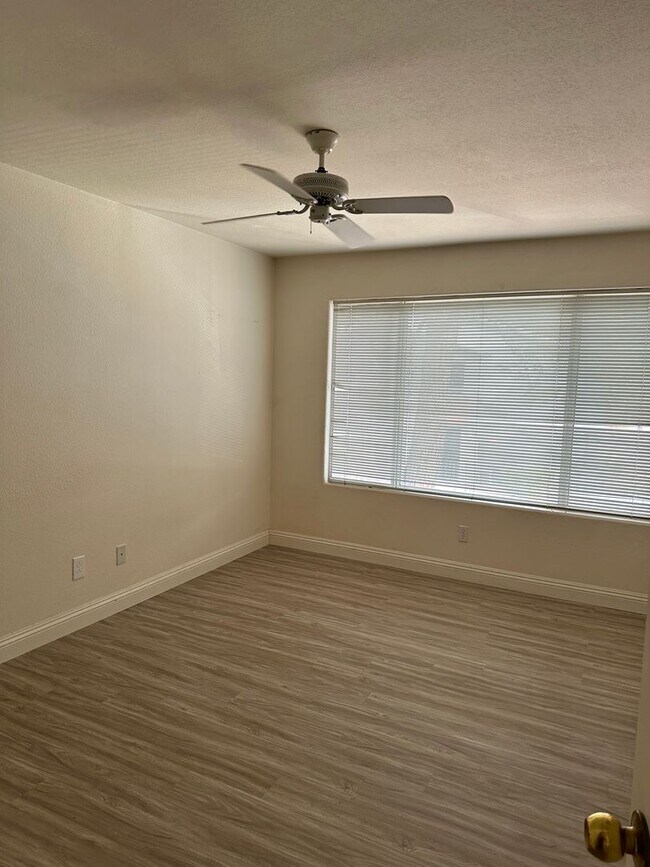 Building Photo - Great 2 bedroom 2 bathroom upstairs condo!