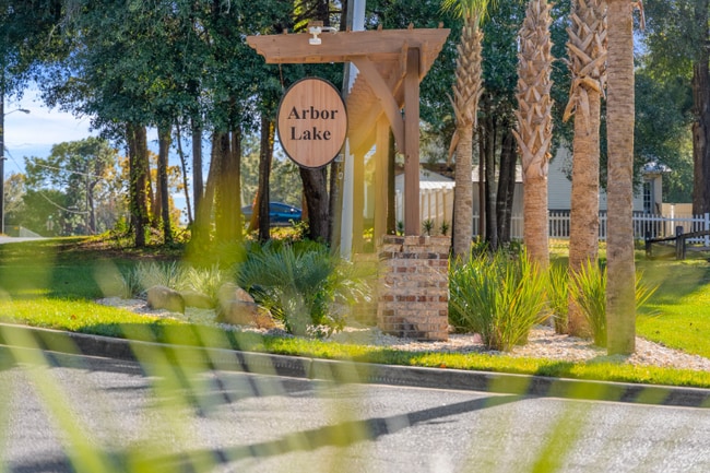 Foto del edificio - 732 Arbor Lake Dr