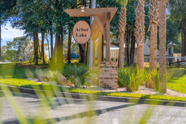 Foto del edificio - 832 Arbor Lake Dr