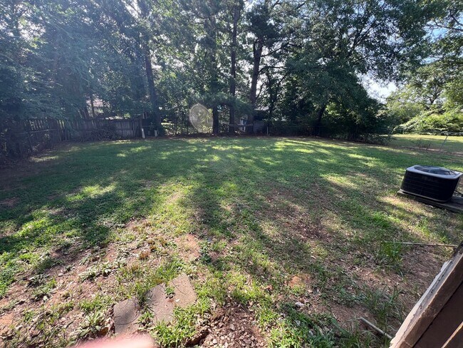 Building Photo - 3 Bed 2 Bath House with 2 Car Garage.