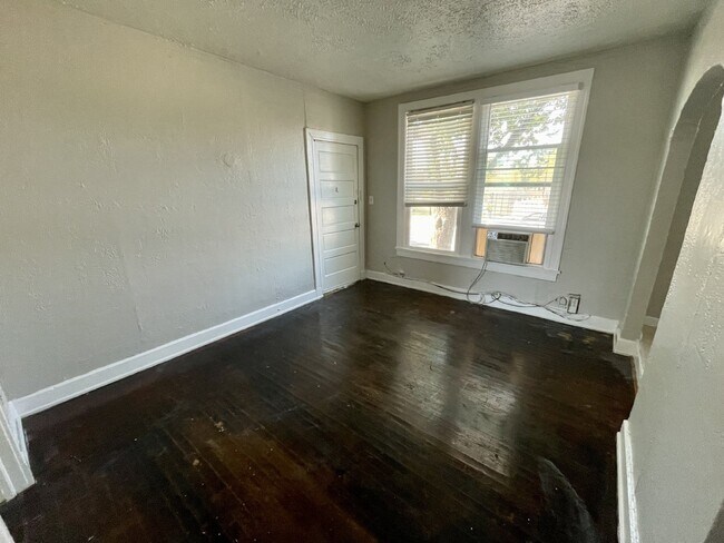 Foto del edificio - Quaint and Cute 1 bedroom with tons of nat...
