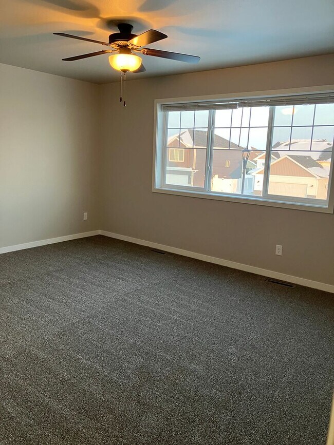Building Photo - 4 Bed 2 1/2 Bath