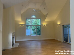 Building Photo - 900 W Roxbury Pkwy