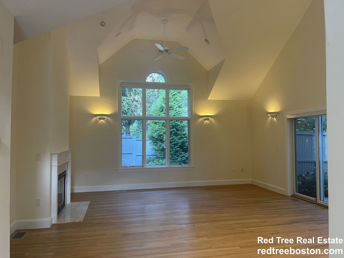 Foto principal - 900 W Roxbury Pkwy