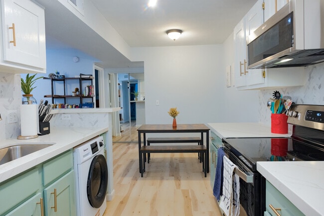 Dining room - 1385 W University Ave