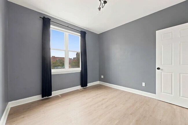 Foto del edificio - 38-18 47th Ave