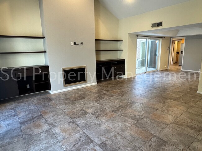 Foto del edificio - 4040 E Larkspur Dr