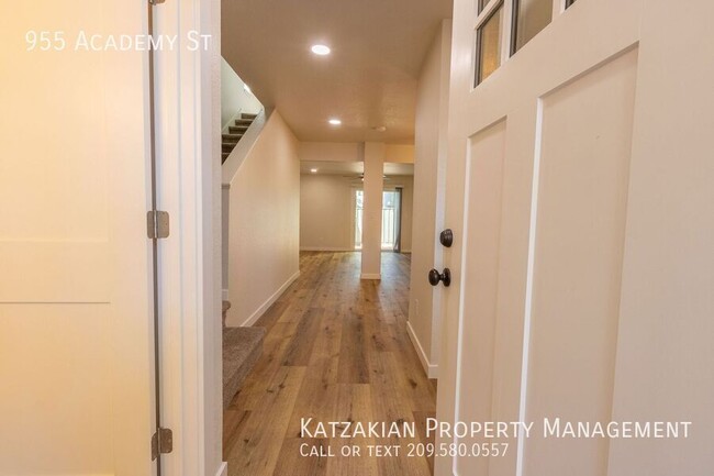 Building Photo - Charming 2-Bedroom Apartment with Modern U...