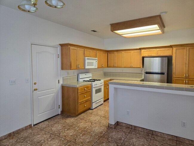 Foto del edificio - Available Now – 3 Bed, 3 Bath Home with Pool | $2,400/mo