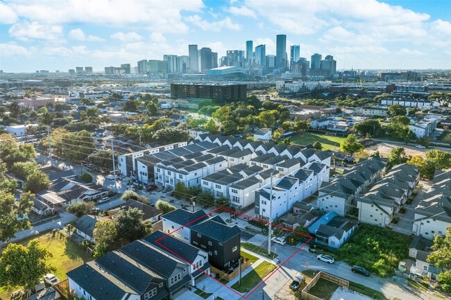 Building Photo - 412 N Nagle St