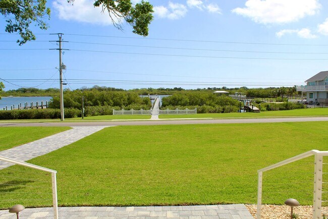 Foto del edificio - Fully Furnished 3 Bedroom, 3.5 Bath Home with Stunning Intracoastal views with dock