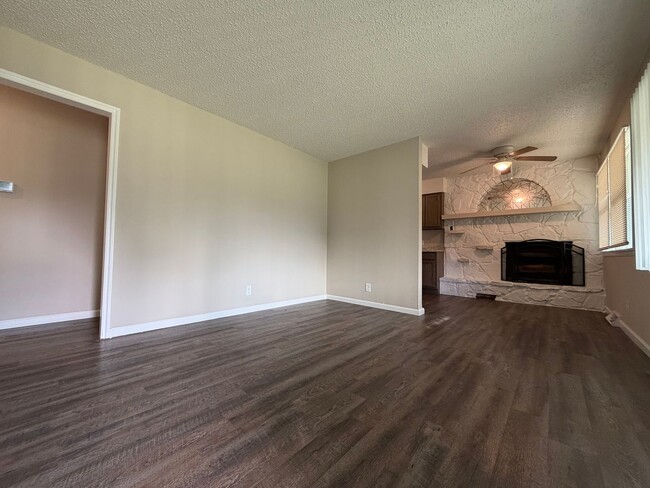 Building Photo - Beautiful 3 bed with tons of charm!