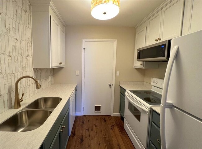Building Photo - 111 S Island Square Dr