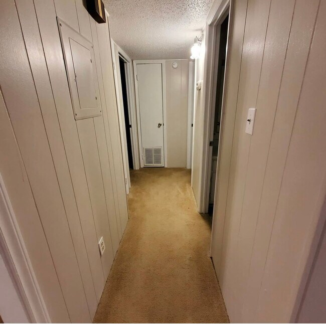 Building Photo - 1109 Par Three Dr S