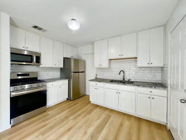 Building Photo - 7015 Craybrough Cir