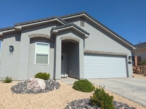 Building Photo - 909 Pleasant Valley Ln