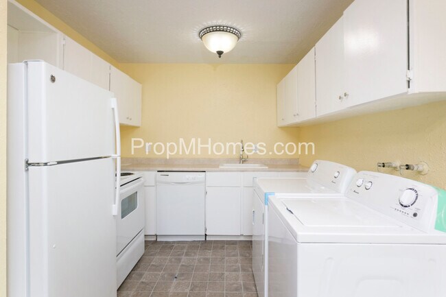 Foto del edificio - Discover Modern Comforts & Garden Serenity in Foster-Powell!