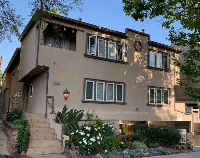 Building Photo - 708 Huntley Dr