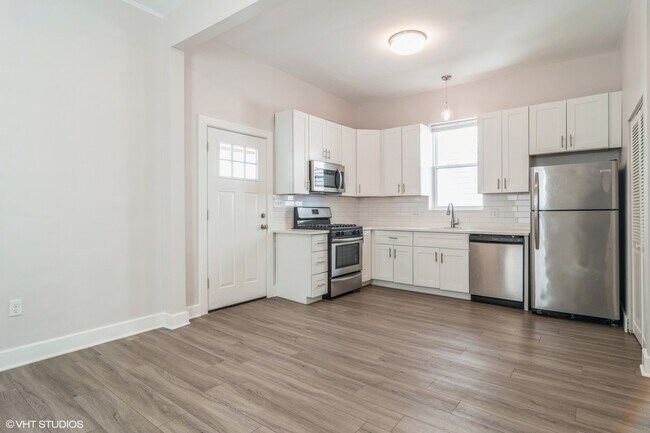 Building Photo - 2909 N Ridgeway Ave