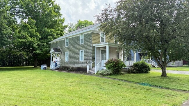 Building Photo - 211 W Hickory St