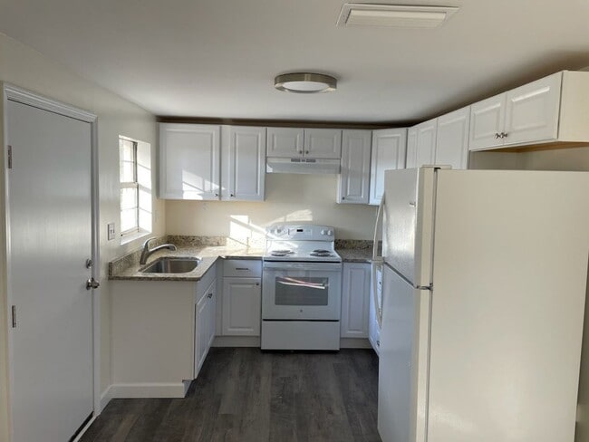 Building Photo - Beautiful home with backyard!